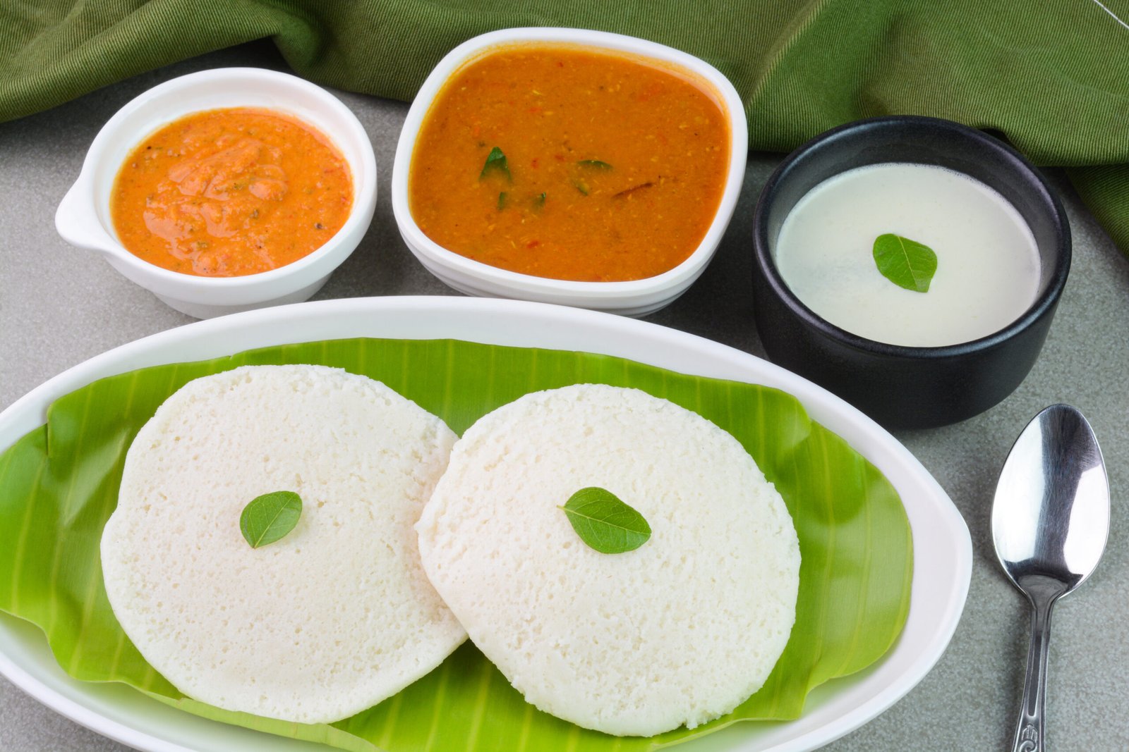 Idli with sambar and chutney